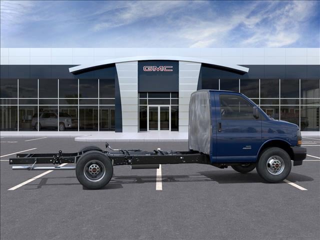 2025 GMC Savana Cutaway 3500 1WT